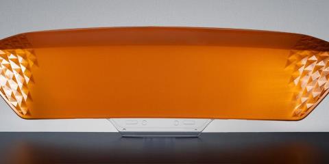 Two persons at an injection molding machine - KeyVisual